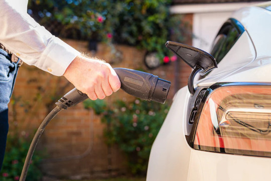 Anh: Tỷ lệ ôtô điện 'đụng' người đi bộ cao gấp đôi so với xe chạy xăng