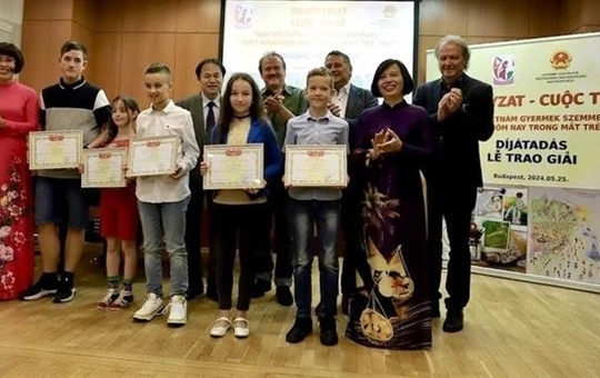 Painting contest on Việt Nam draws international students