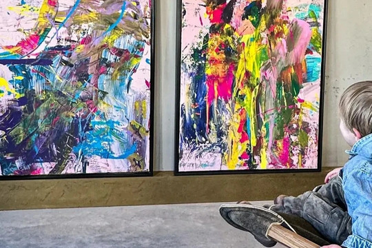 Cậu bé "tiểu Picasso" mới 2 tuổi đã bán tranh giá 7.000 USD mỗi bức