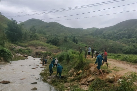 Man's body found after being swept away by floods in Lào Cai