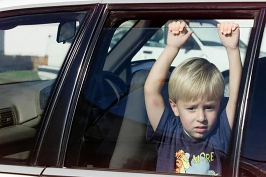 Kỹ năng an toàn cho trẻ trên xe ô tô: Bấm còi và bật đèn khẩn cấp