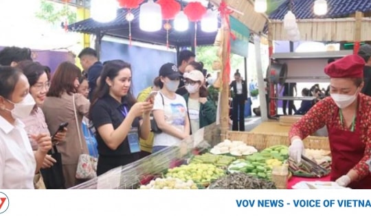 Visitors to second HCM City River Festival have chance to enjoy local dishes