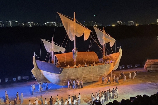 Art performance recreates history of Sài Gòn River through historical voyages