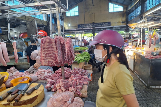 Nguồn cung giảm, giá thịt heo ở chợ truyền thống tại TP.HCM tăng