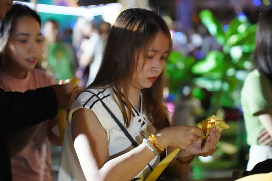 Giới trẻ vui chơi, ăn uống ‘xuyên đêm’ tại Lễ hội Sông nước TP.HCM