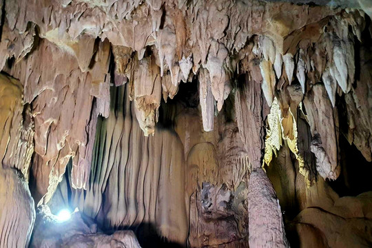 Magnificent beauty of Quang Tri cave