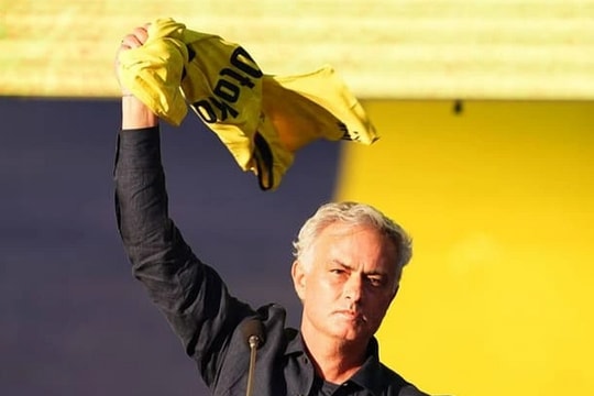 Jose Mourinho chính thức ra mắt Fenerbahce