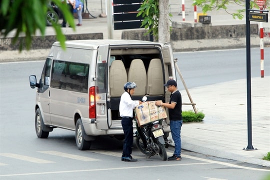 Hà Nội cracks down on illegal taxis and unauthorised bus stops