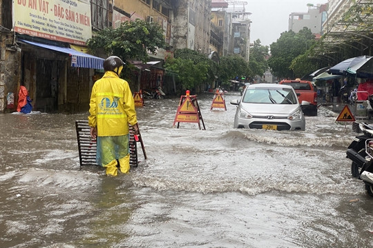 Torrential rainfall and severe thunderstorms flood Hà Nội's traffic