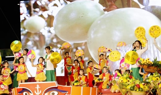 Floating fruit festival opens in District 8