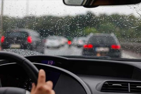 Những điều cần lưu ý khi lái ô tô dưới trời mưa bão