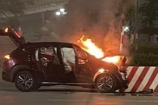 Xe Mazda bốc cháy dữ dội sau khi lao vào dải phân cách