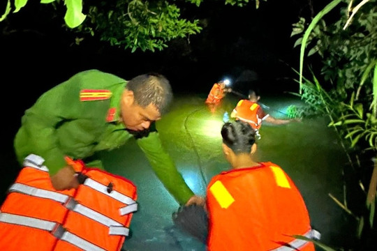 Công an vật lộn giải cứu 5 thanh niên giữa dòng nước xiết