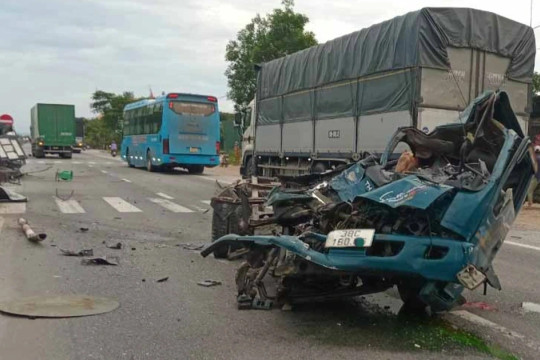 Hiện trường vụ tai nạn liên hoàn khiến xe tải đứt đôi, 3 người tử vong