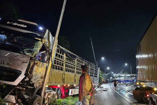 Tai nạn liên hoàn giữa xe khách và ô tô tải, nhiều người bị thương ở Huế