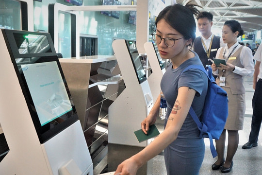 Khách quốc tế đến sân bay Đà Nẵng được gửi hành lý tự động, không phải xếp hàng