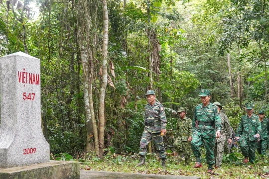 Những bước chân lặng lẽ trên tuyến biên giới Việt - Lào