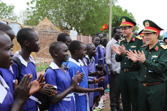 Bộ đội Việt Nam xây tặng lớp học cho trẻ em Abyei