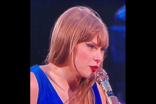 Taylor Swift xử lý sự cố trên sân khấu cực chuyên nghiệp