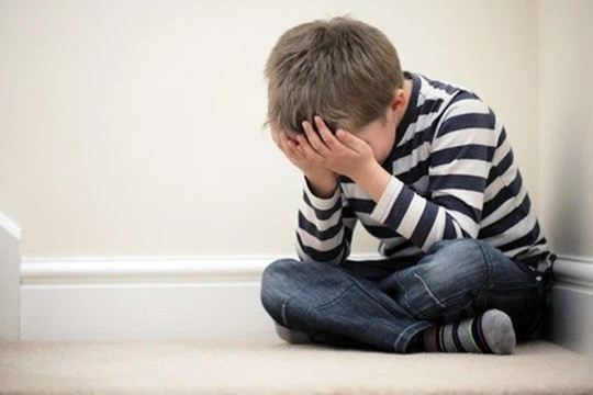 Đứa trẻ đang bị căng thẳng, lo lắng sẽ có 8 dấu hiệu điển hình nhưng người lớn lại khó nhận ra
