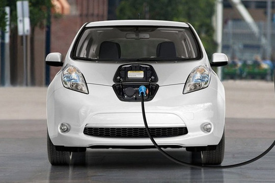 Nhu cầu xe điện sụt giảm, người tiêu dùng chuyển hướng sang ô tô hybrid