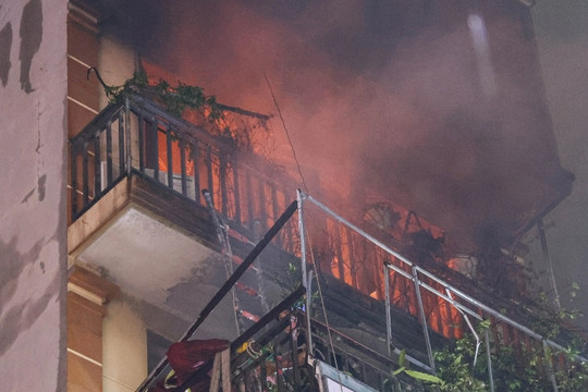 Hiện trường vụ cháy nhà 6 tầng trên phố Định Công Hạ ở Hà Nội