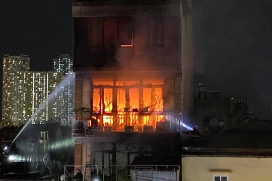 Hà Nội: Cháy lớn ở ngôi nhà 7 tầng, nghi có người mắc kẹt