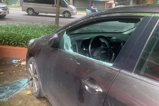 9 ô tô bị đập vỡ kính khi đỗ trong khu đô thị ở Hà Nội