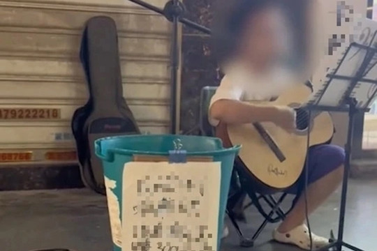 Cậu bé 8 tuổi ngồi hát lề đường kiếm tiền khiến nhiều người khen ngợi cách dạy con của bố mẹ
