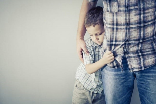 7 điều cha mẹ cần làm ngay nếu thấy con nhút nhát, rụt rè khi ra ngoài