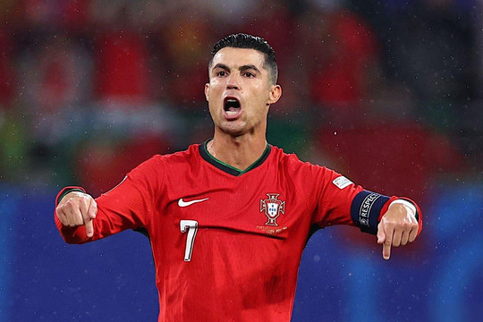  Ronaldo kém duyên, Bồ Đào Nha thắng Czech phút bù giờ