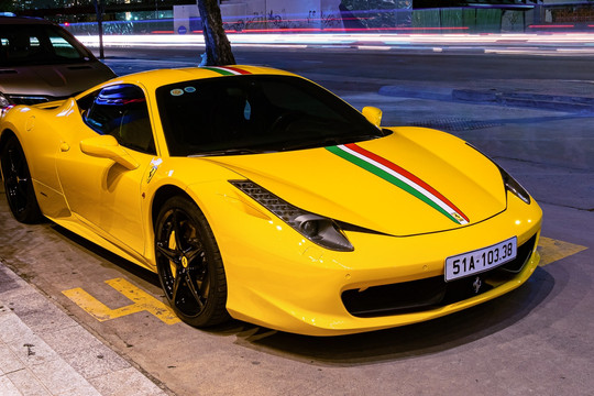 Bắt gặp siêu xe Ferrari 458 hàng hiếm của đại gia Sài Gòn sở hữu dàn xe triệu đô