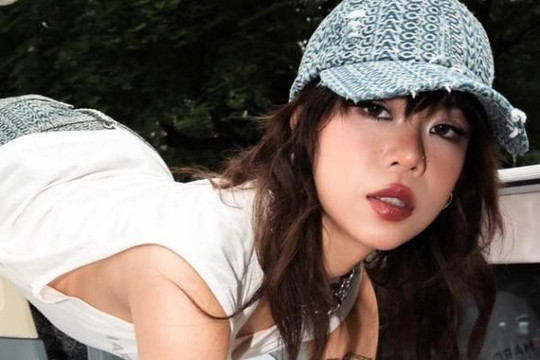 Nữ ca sĩ Việt liên tiếp bị chỉ trích vì hát nhạc gợi dục