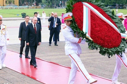 Tổng thống Putin viếng lăng Chủ tịch Hồ Chí Minh