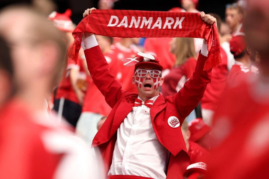 Siêu phẩm sút xa giúp Đan Mạch "ép" tuyển Anh chia điểm