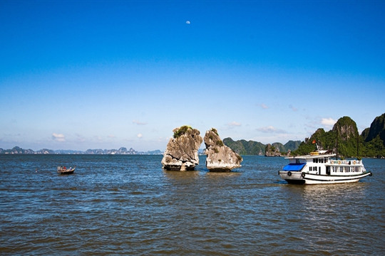 Foreign arrivals to Hạ Long Bay nearly double domestic number