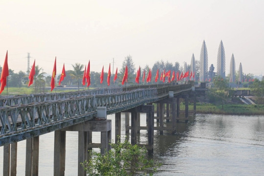 'Khoác áo mới' cho cây cầu Hiền Lương lịch sử
