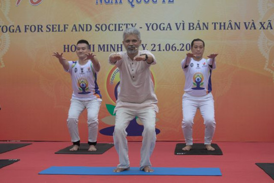 Thousands take part in International Yoga Day in HCM City