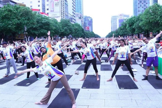 1,500 yogis perform in HCM City on 10th International Yoga Day