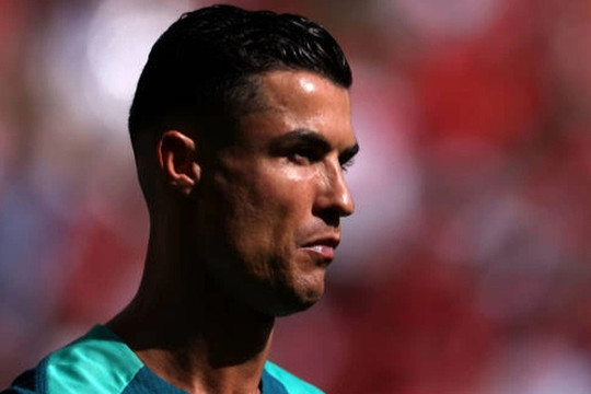 C.Ronaldo bất ngờ chơi đồng đội, Bồ Đào Nha thắng đậm và giành vé đi tiếp