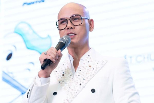 Nam ca sĩ với chiếc đầu trọc 'đặc biệt' của showbiz Việt, cuộc sống ở tuổi U50 thành công, viên mãn