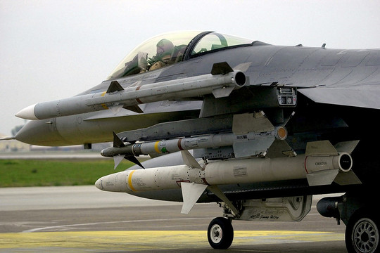 “Bộ đôi” F-16 và AMRAAM có phải là vũ khí hiệu quả Mỹ cung cấp cho Ukraine?