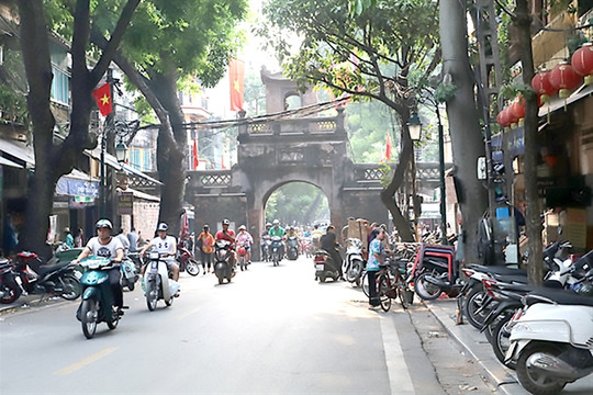 Should minibuses be taken into Hà Nội's old quarters