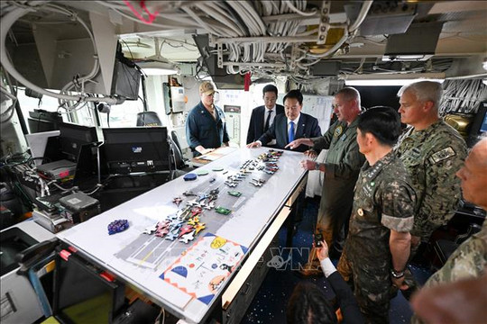 Tổng thống Hàn Quốc thăm tàu sân bay Mỹ trước tập trận ba bên