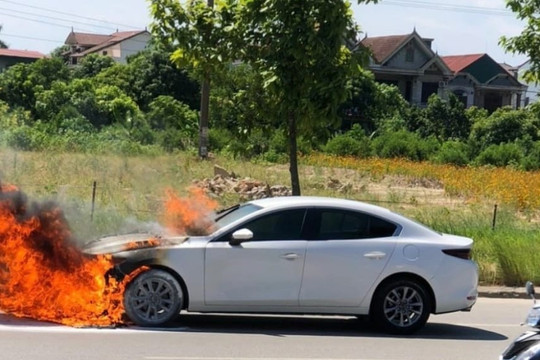 Liên tiếp cháy ô tô trên đường, cách nào tránh 'bà hỏa' ghé thăm xe mùa nóng?