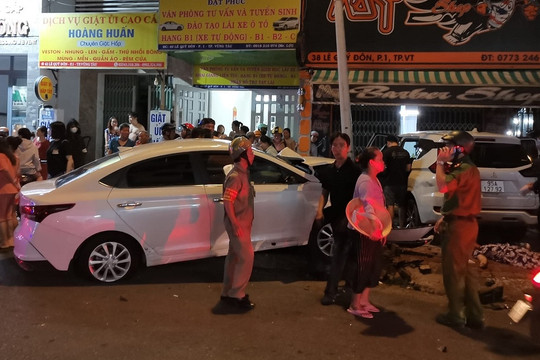 Ô tô con tông nhiều xe máy dừng đèn đỏ ở Vũng Tàu, 2 người phụ nữ tử vong