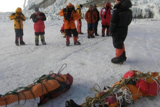 Những người chuyên nhặt xác, đưa thi thể người trên đỉnh Everest xuống núi