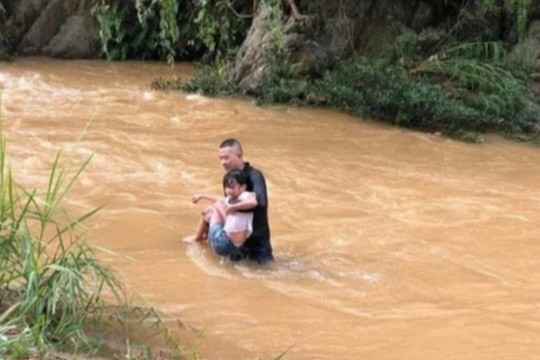2 người đàn ông nhảy xuống dòng nước lũ cứu bé gái 10 tuổi bị lũ cuốn