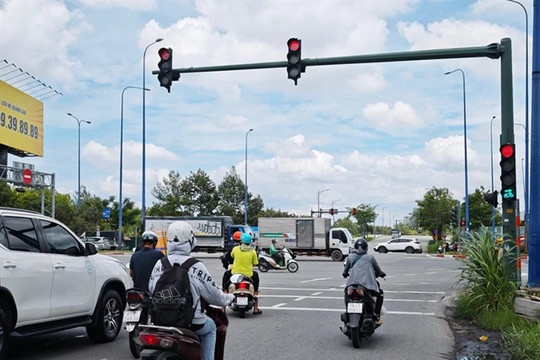 HCM City tests removing countdown timer displays on traffic light systems