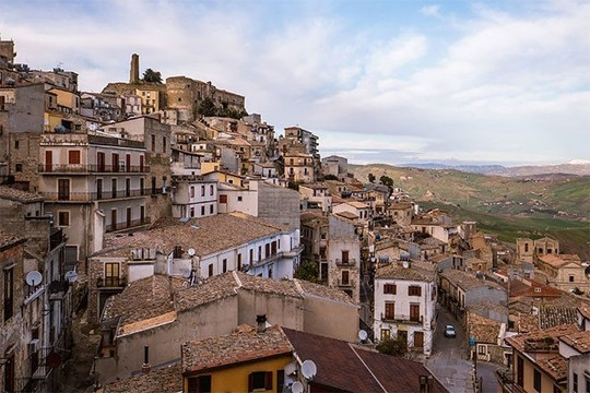 Vì sao thị trấn xinh đẹp nước Ý bán nhiều ngôi nhà với giá 'chưa bằng tô phở'?